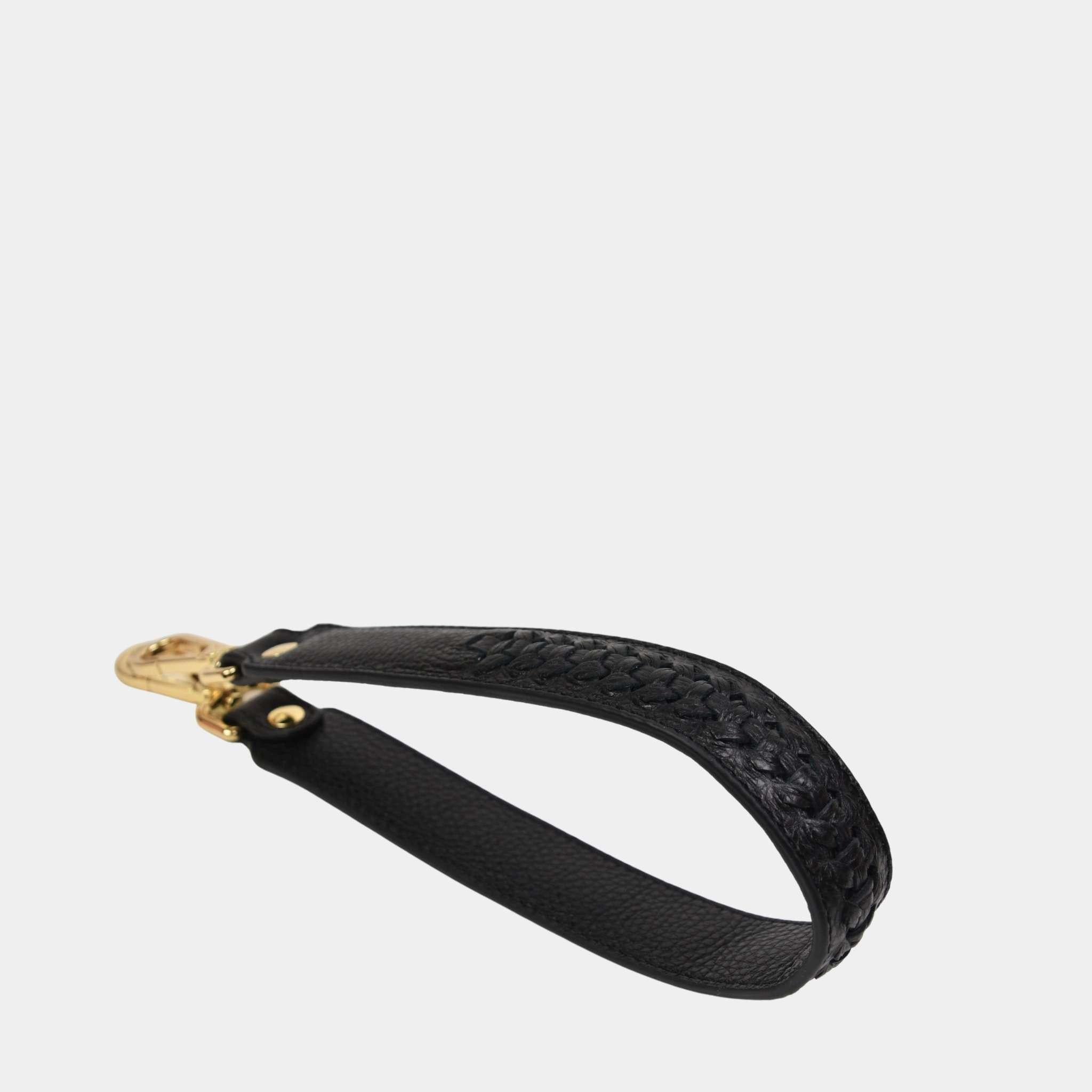 Flettet skulderstropp i sort skinn med gullfargede detaljer – passer til Hippi Grace vesker