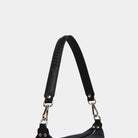 Skulderstropp med flettemønster i sort skinn med sølvfargede spenner. [wv]