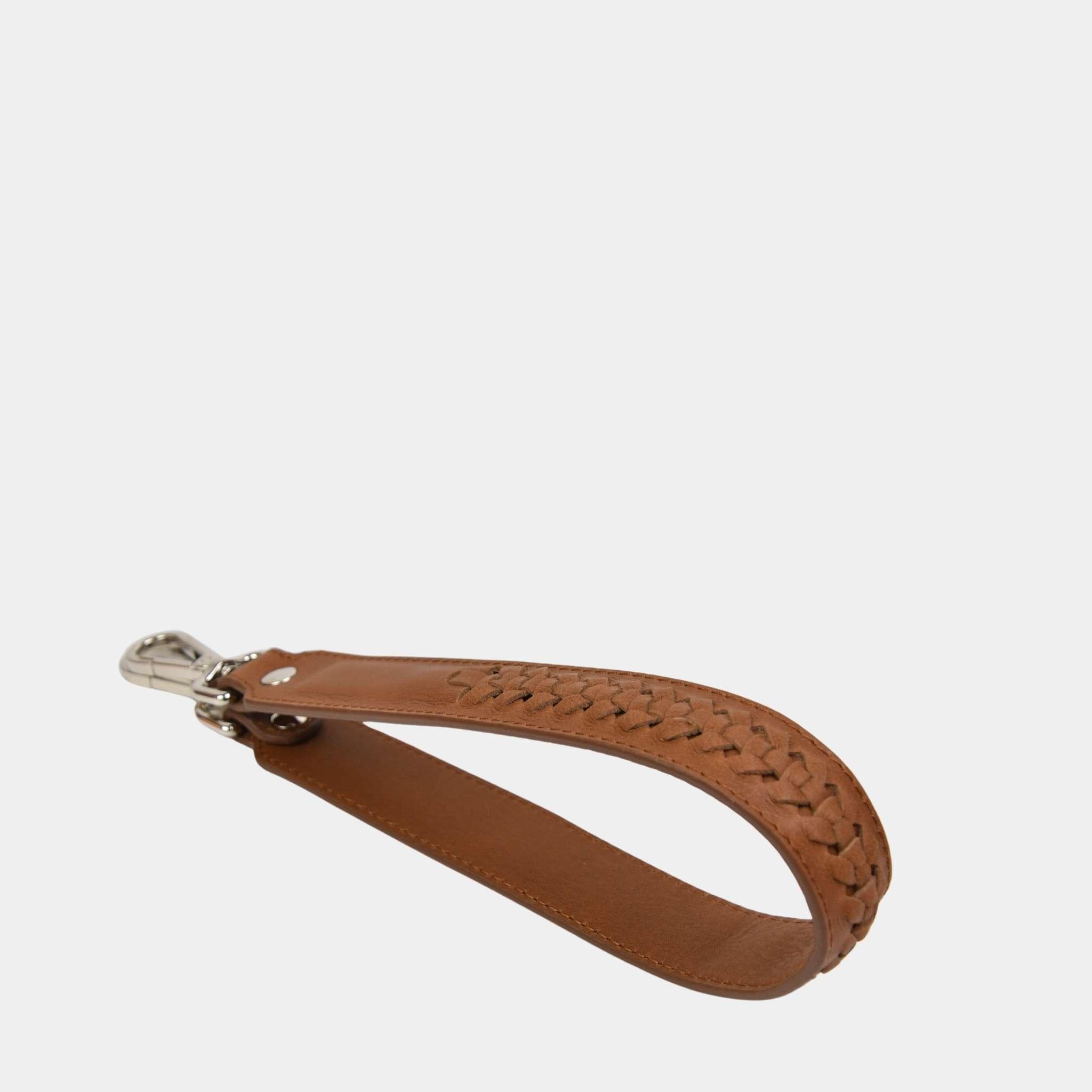 Skulderstropp med flettemønster i tan skinn med sølvfargede detaljer – Hippi Grace