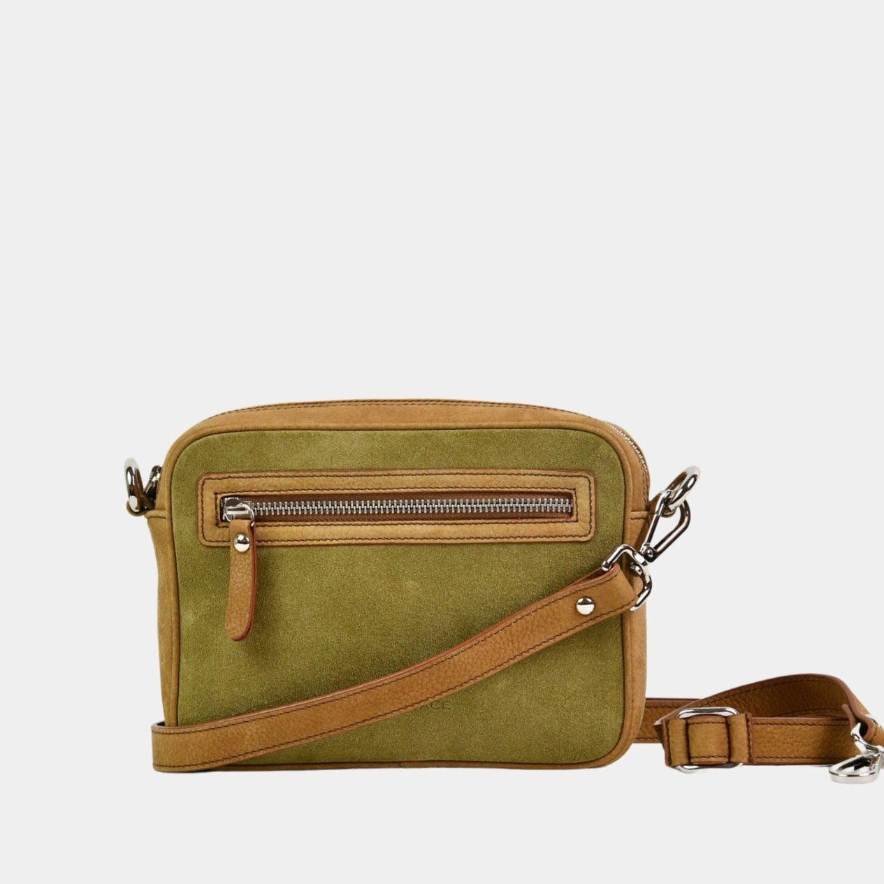  Hippi Grace Brighton er en liten veske til dame i ekte skinn. Liten veske i Nobuck Ku-skinn, skucrossbody skulderstropp, glidelås lomme på framsiden og glidelås-lukning. Veske Dame. Liten Veske. Crossbody veske til dame. Liten Crossbody veske. Norsk design.[wv]