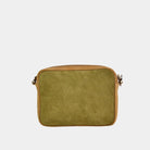 Hippi Grace Brighton er en liten veske til dame i ekte skinn. Liten veske i Nobuck Ku-skinn, skucrossbody skulderstropp, glidelås lomme på framsiden og glidelås-lukning. Veske Dame. Liten Veske. Crossbody veske til dame. Liten Crossbody veske. Norsk design. Bilde av baksiden til vesken.[wv]