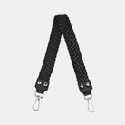 Flettet skulderstropp i Klassisk Ku-skinn, sølvdetaljer. Hippi Grace Flettet Flat Skulderstropp i Sort. Ekte skinn. Norsk Design. Skinnstropp til veske. Tilbehør til veske. Skulderveske tilbehør.