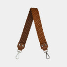 Flettet skulderstropp i Klassisk Ku-skinn, sølvdetaljer. Hippi Grace Flettet Flat Skulderstropp i Sort. Ekte skinn. Norsk Design. Skinnstropp til veske. Tilbehør til veske. Skulderveske tilbehør.