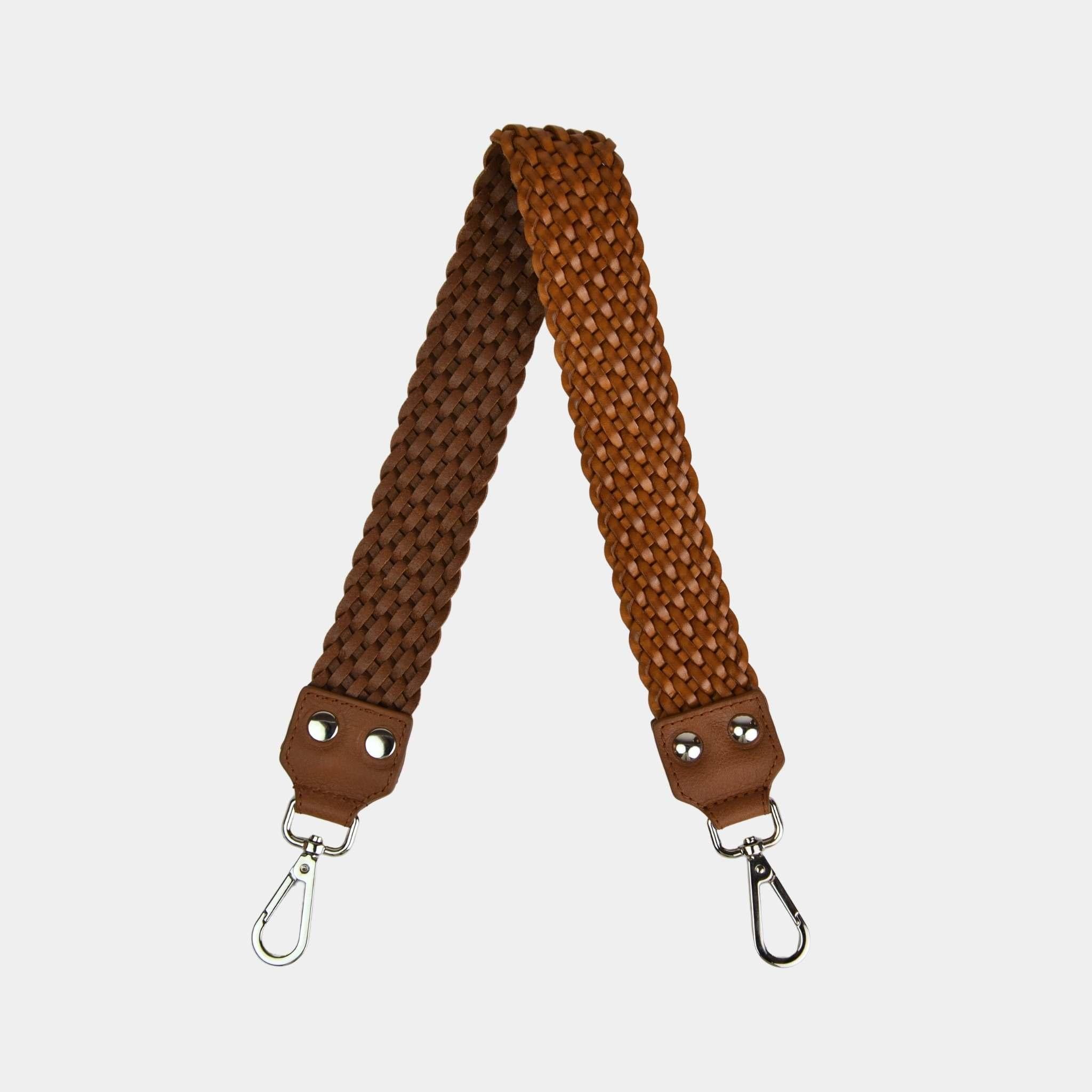 Flettet skulderstropp i Klassisk Ku-skinn, sølvdetaljer. Hippi Grace Flettet Flat Skulderstropp i Sort. Ekte skinn. Norsk Design. Skinnstropp til veske. Tilbehør til veske. Skulderveske tilbehør.