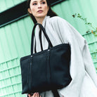 Hippi Grace Ibiza i fargen klassisk sort er en stor tote veske til dame i ekte skinn. Den har et praktisk og romslig interiør med flere lommer og glidelås lukking i topp. Den har pene frynse detaljer i front, og lange skulderremmer. Ibiza har et unikt og tidløst design du aldri går lei av. Skinnvesken er perfekt til jobb, skole, reise og hverdag. Norsk design. Stor veske dame. Stor Skulderveske i ekte Nobuck skinn. Tote bag. Svart veske. Sort veske. [wv]