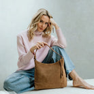 Hippi Grace Tulum, er en mediums stor skulderveske i norsk design. Vesken kommer ulike skinntyper og farger. Vesken har flettemønster på skulderstroppen og det følger med crossbodystropp. [wv]