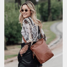 Hippi Grace Lille Amsterdam er en mellomstor skinnveske til dame i fargen Bohem Luxe Tan. Crossbody veske, Klassisk Ku-skinn, regulerbar skulderstropp, glidelås-lukning, sølvdetaljer. Skulderveske i ekte skinn. Crossbody veske. Jobbveske. Hverdagsveske. Skoleveske. Reiseveske. Norsk design. Lysebrun skinnveske. Lysebrun veske. Lysebrun crossbody veske i ekte skinn. [wv]