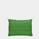 Liten veske i klassisk Ku-skinn med glidelås-lukning, lang skulderstropp og håndleddsstropp. Skinn veske. veske dame. bag. norsk design. 3IN1 veske fra hippi grace i fargen klassisk hierba. Ekte skinnveske i fargen hierba. Grønn skinnveske. Grønn veske i ekte skinn. Hippi Grace 3in1 i fargen klassisk hierba. Hippi Grace 3in1 i fargen grønn. Grønn clutch i ekte skinn til dame fra Hippi Grace. 