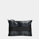 Liten veske i klassisk Ku-skinn med glidelås-lukning, lang skulderstropp og håndleddsstropp. Skinn veske. veske dame. bag. norsk design. Fargen python sort. Fargen phyton svart. 3IN1 veske fra hippi grace i fargen klassisk python sort.  Sort clutch til dame i ekte skinn fra Hippi Grace. 