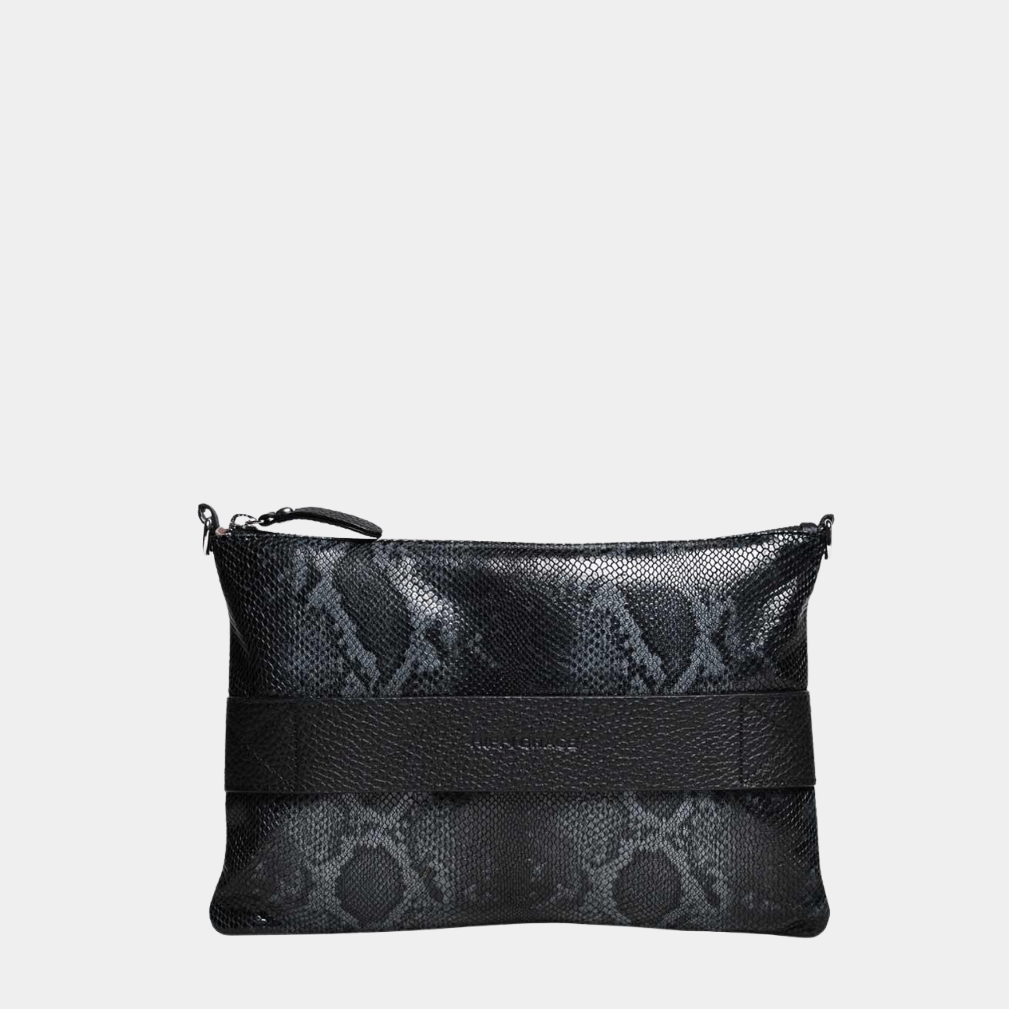 Liten veske i klassisk Ku-skinn med glidelås-lukning, lang skulderstropp og håndleddsstropp. Skinn veske. veske dame. bag. norsk design. Fargen python sort. Fargen phyton svart. 3IN1 veske fra hippi grace i fargen klassisk python sort.  Sort clutch til dame i ekte skinn fra Hippi Grace. 