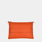 Liten veske i klassisk Ku-skinn med glidelås-lukning, lang skulderstropp og håndleddsstropp. Skinn veske. veske dame. bag. norsk design. 3IN1 veske fra hippi grace i fargen superior orange. fargen oransj. veske i oransj. Hippi grace 3in1 i fargen superior orange. Hippi Grace veske i oransj. Oransj clutch til dame i ekte skinn. Clutch dame i ekte skinn.