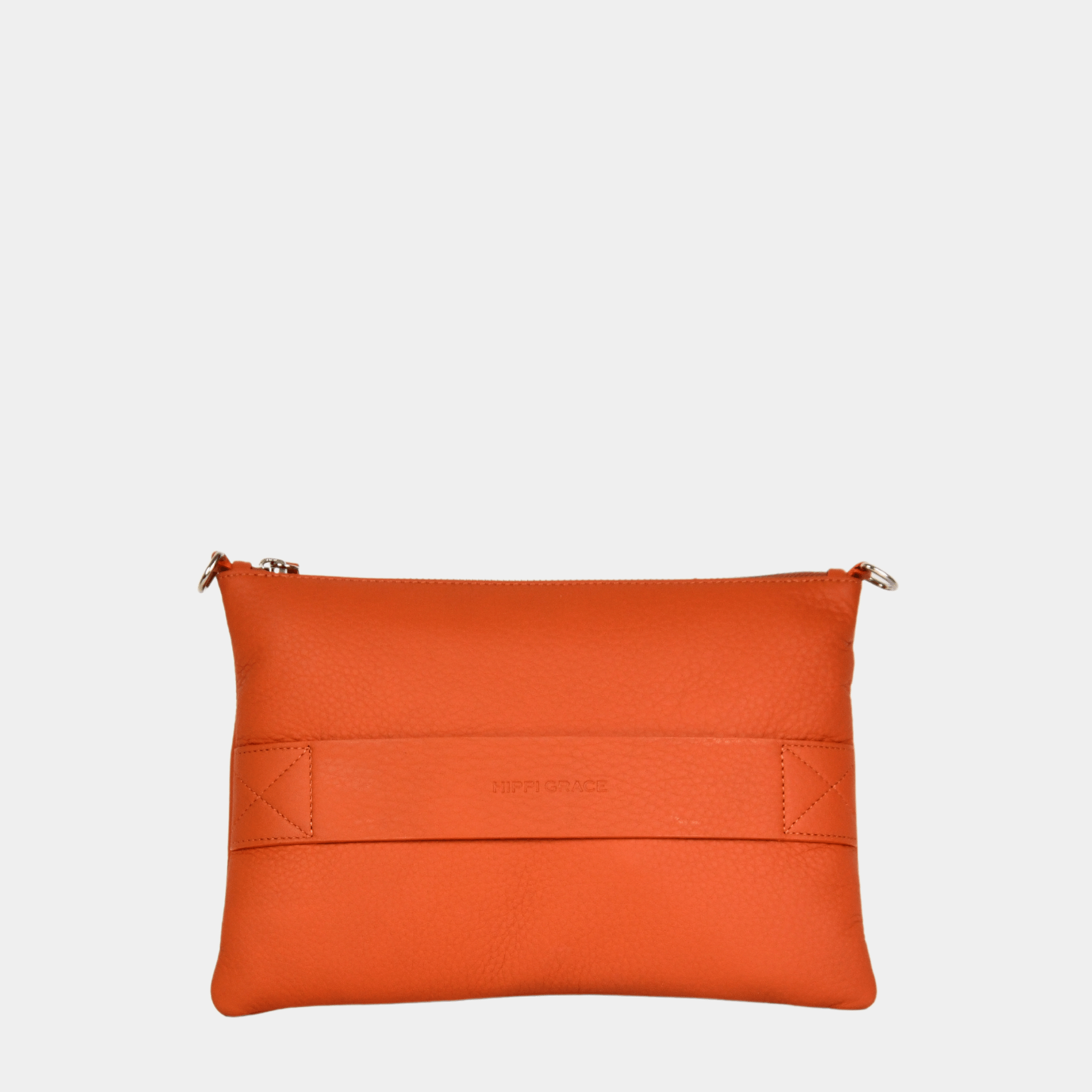 Liten veske i klassisk Ku-skinn med glidelås-lukning, lang skulderstropp og håndleddsstropp. Skinn veske. veske dame. bag. norsk design. 3IN1 veske fra hippi grace i fargen superior orange. fargen oransj. veske i oransj. Hippi grace 3in1 i fargen superior orange. Hippi Grace veske i oransj. Oransj clutch til dame i ekte skinn. Clutch dame i ekte skinn.
