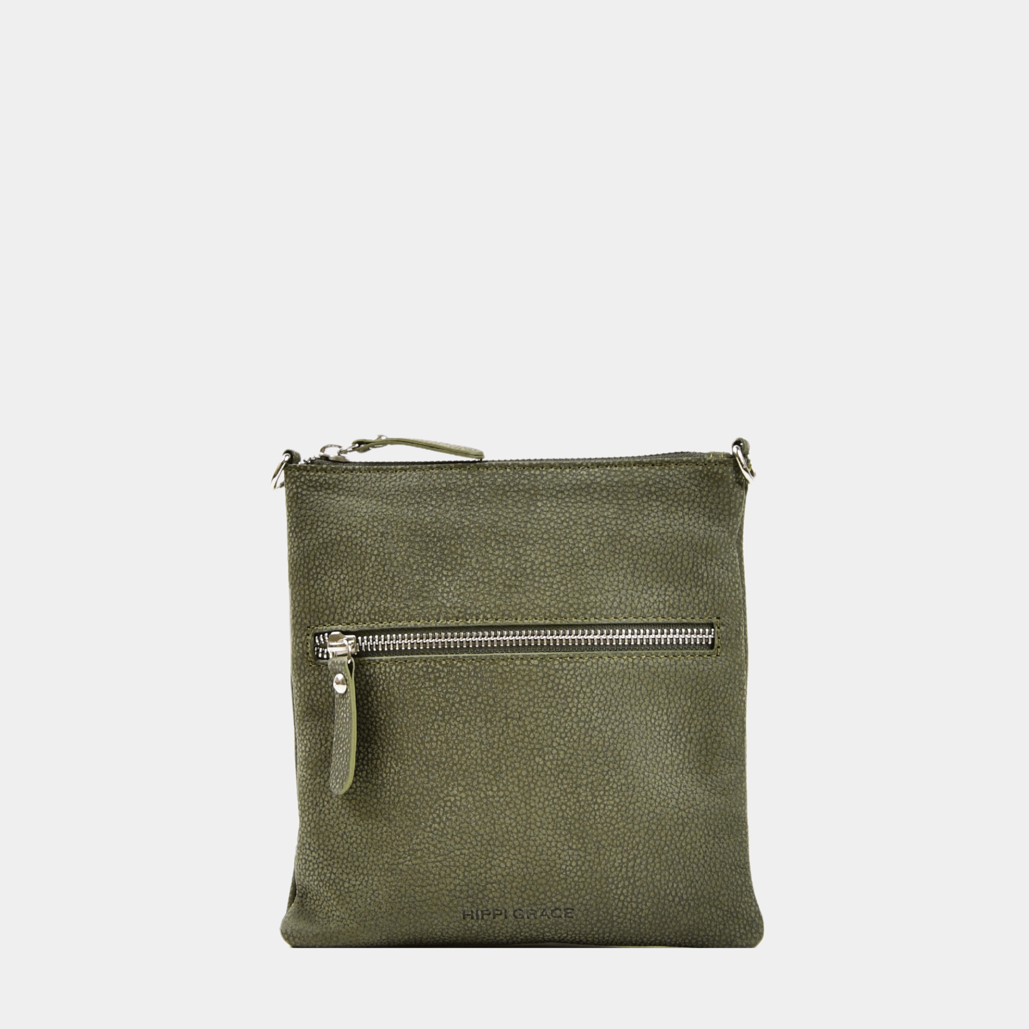 Liten veske i Ku-skinn, glidelås-lomme på framsiden, glidelås-lukning, lang justerbar skulderstropp. Hippi Grace Drøbak i Nobuck Kaki med Sølv Detaljer. Hippi Grace Drøbak er laget av ekte skinn i beste kvalitet. Vesken kommer med en crossbody stropp, og har et praktisk interiør med glidelås lukking i topp. Skinnvesken har også en lomme med glidelås lukking i front. Drøbak er en liten veske til dame. Grønn veske. Norsk Design. Crossbody Veske. Elegant og praktisk veske i tidløst design.