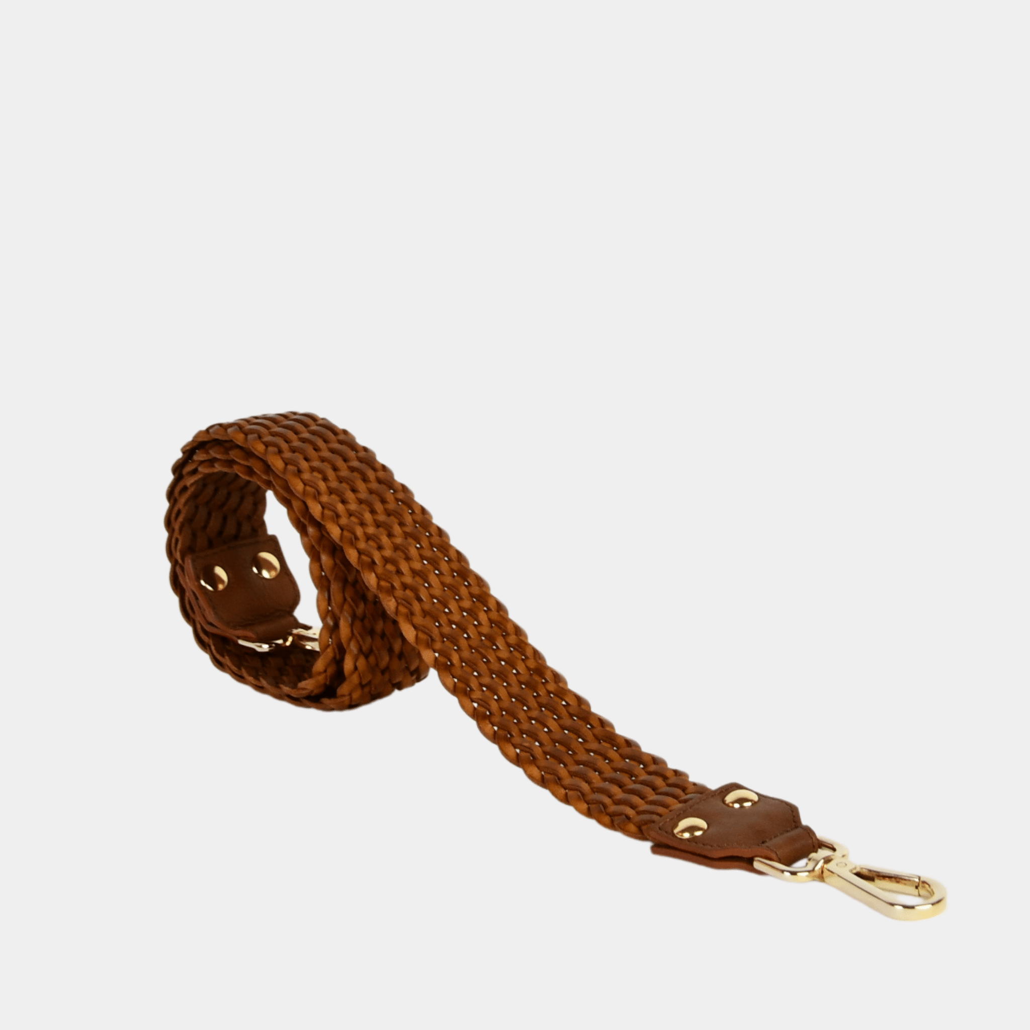 Flettet crossbody stropp i Klassisk Ku-skinn, Gulldetaljer. Skinnstropp til vesker. Tilbehør til vesker. Norsk Design. Hippi Grace Flettet Crossbody Stropp i bohem luxe tan med gull. Brun skinnstropp til veske med flette detaljer. 