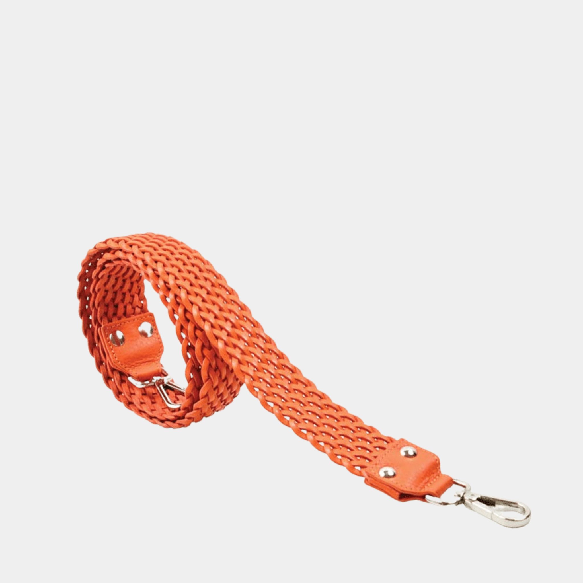 Flettet crossbody stropp i Klassisk Ku-skinn, sølvdetaljer. Skinnstropp til vesker. Tilbehør til vesker. Norsk Design. Hippi Grace Flettet Crossbody Stropp i klassisk orange. Oransje skinnstropp til veske med flette detaljer. 