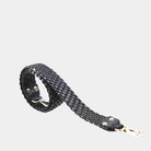 Flettet crossbody stropp i Klassisk Ku-skinn, sølvdetaljer. Skinnstropp til vesker. Tilbehør til vesker. Norsk Design. Hippi Grace Flettet Crossbody Stropp i mørkeblå. blå skinnstropp til veske med flette detaljer. 