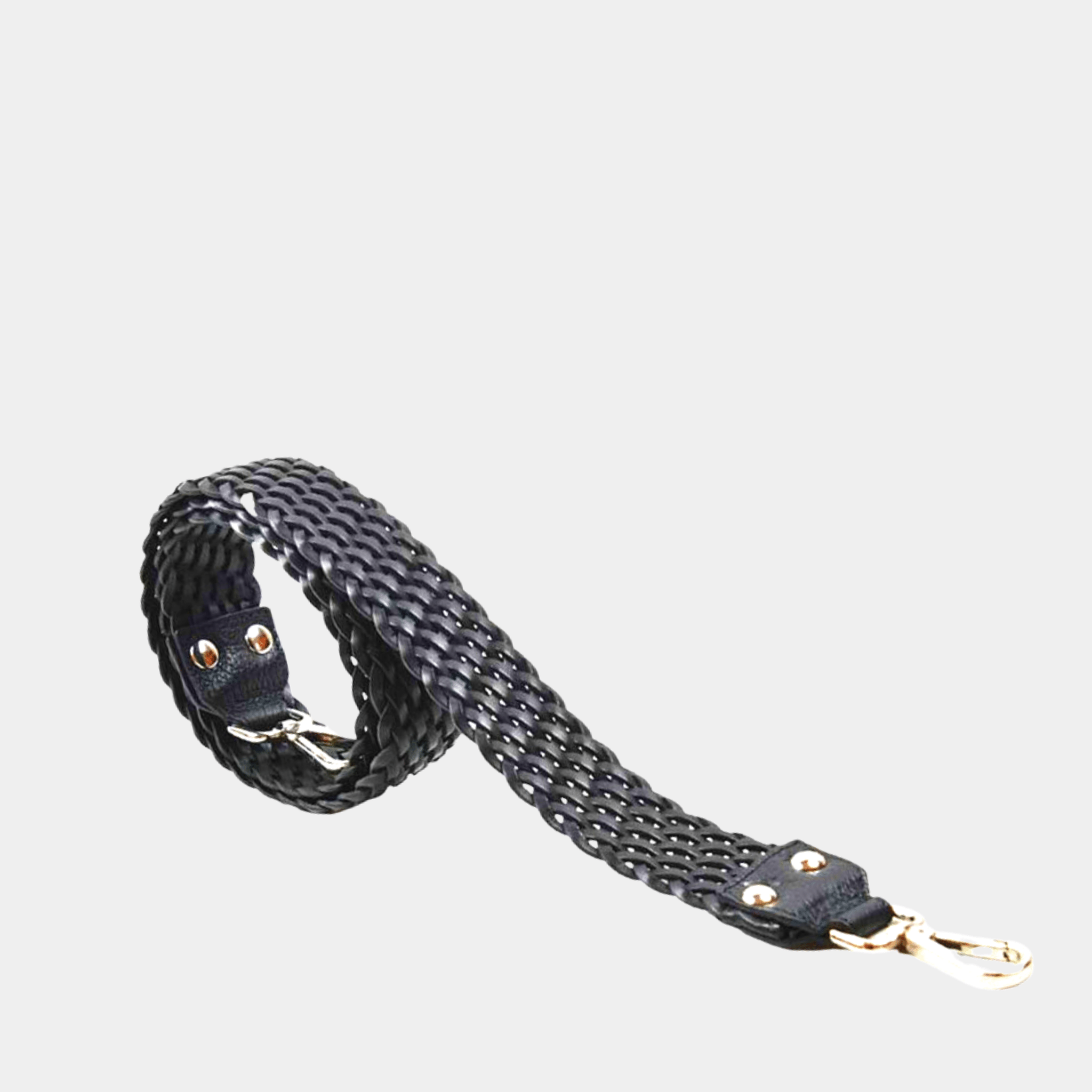 Flettet crossbody stropp i Klassisk Ku-skinn, sølvdetaljer. Skinnstropp til vesker. Tilbehør til vesker. Norsk Design. Hippi Grace Flettet Crossbody Stropp i mørkeblå. blå skinnstropp til veske med flette detaljer. 