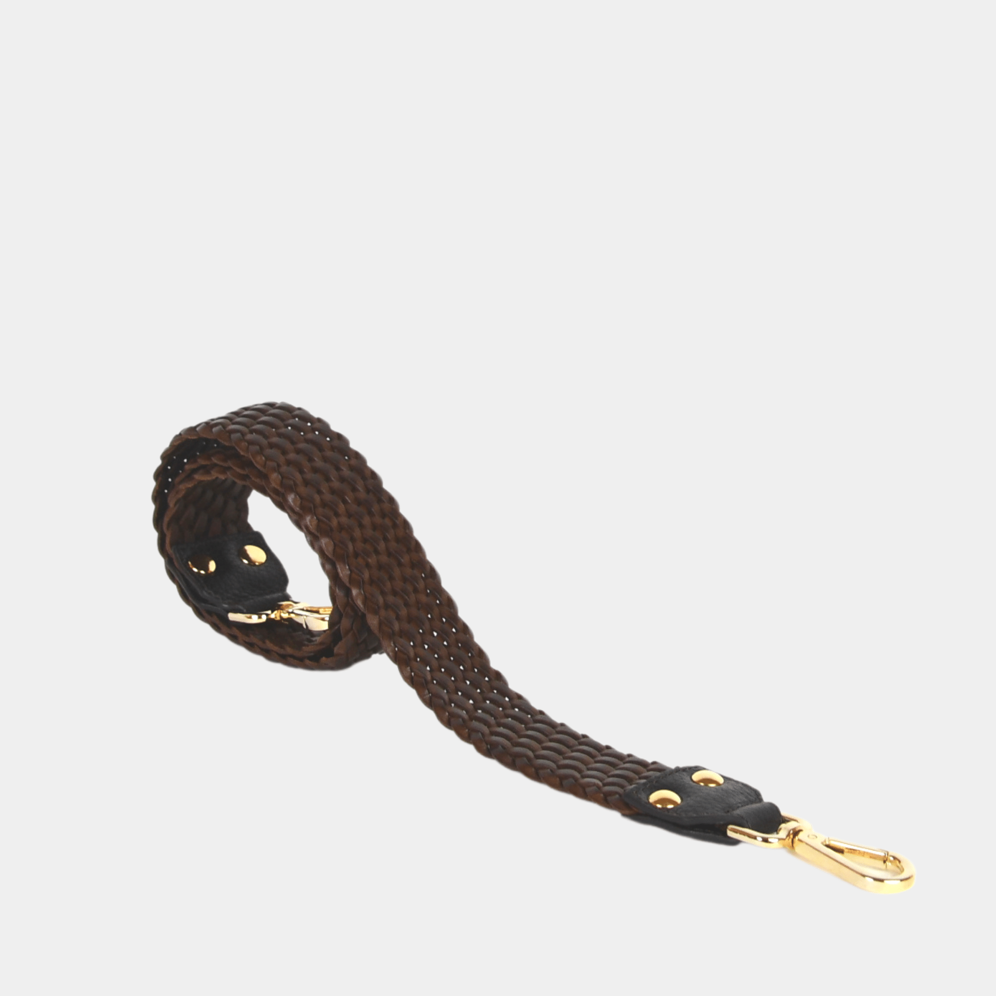 Flettet crossbody stropp i Klassisk Ku-skinn, gulldetaljer. Skinnstropp til vesker. Tilbehør til vesker. Norsk Design. Hippi Grace Flettet Crossbody Stropp i bohem luxe mocca. Brun skinnstropp til veske med flette detaljer. 