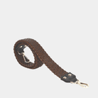 Flettet crossbody stropp i Klassisk Ku-skinn, gulldetaljer. Skinnstropp til vesker. Tilbehør til vesker. Norsk Design. Hippi Grace Flettet Crossbody Stropp i bohem luxe mocca. Brun skinnstropp til veske med flette detaljer.