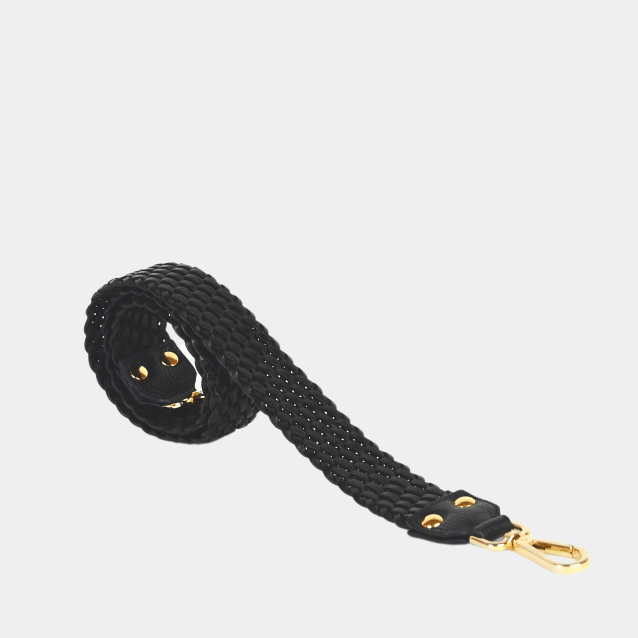 Flettet crossbody stropp i Klassisk Ku-skinn, gulldetaljer. Skinnstropp til vesker. Tilbehør til vesker. Norsk Design. Hippi Grace Flettet Crossbody Stropp i klassisk sort med gull. Svart skinnstropp til veske med flette detaljer. 