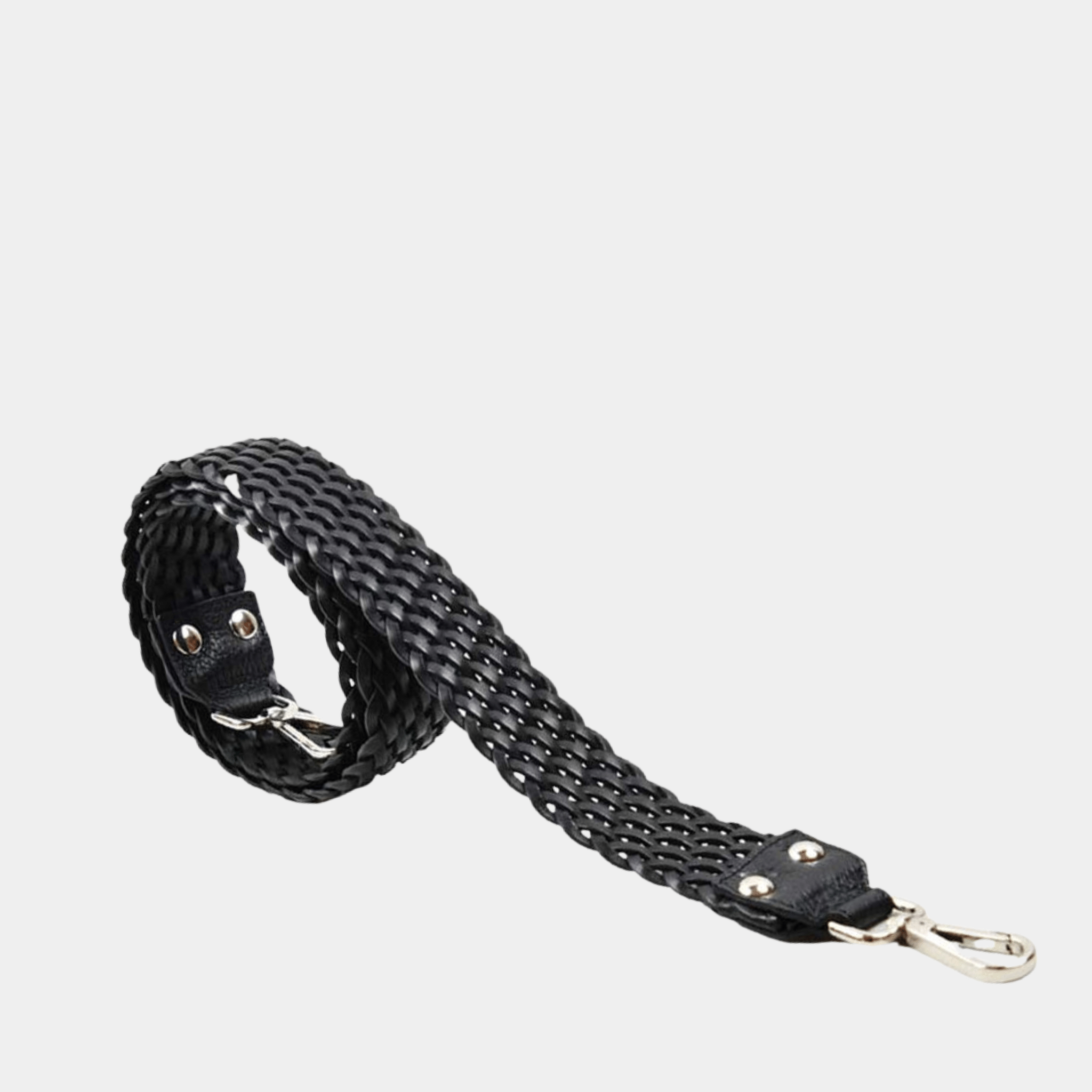 Flettet crossbody stropp i Klassisk Ku-skinn, sølvdetaljer. Skinnstropp til vesker. Tilbehør til vesker. Norsk Design. Hippi Grace Flettet Crossbody Stropp i Klassisk Sort.  Svart skinnstropp til veske med flette detaljer. 