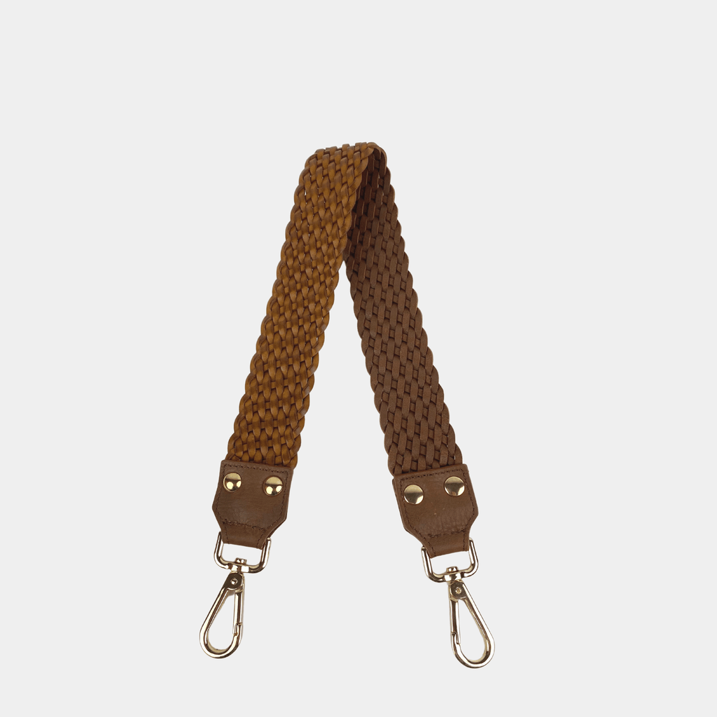 Flettet skulderstropp i Klassisk Ku-skinn, sølvdetaljer. Hippi Grace Flettet Flat Skulderstropp i Cognac med gull.  Ekte skinn. Norsk Design. Skinnstropp til veske. Tilbehør til veske. Gull detaljer. Skulderveske tilbehør.