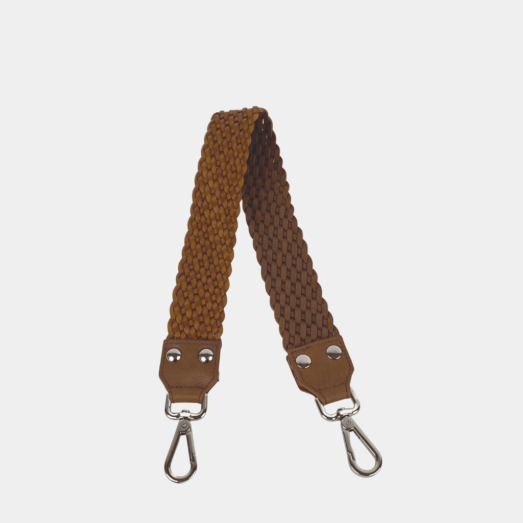 Flettet skulderstropp i Klassisk Ku-skinn, sølvdetaljer. Hippi Grace Flettet Flat Skulderstropp i Cognac. Ekte skinn. Norsk Design. Skinnstropp til veske. Tilbehør til veske. Sølv detaljer. Skulderveske tilbehør.