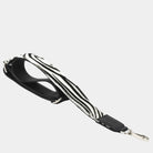 Bred skulderstropp i klassisk Ku-skinn, Crossbody lengde, Preget Logo, sølv detaljer. Hippi Grace Preget Regulerbar Stropp i Klassisk Sort med Zebra Print. Ekte skinn. Skinnstropp til veske i ekte skinn. Norsk Design.