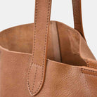 Lysebrun totebag i ku-skinn. Tote veske i lekkert lyse brunt skinn fra Hippi Grace. Tote vesken Stockholm i fargen bohem luxe tan grain fra Hippi Grace er en stor skinnveske til dame. Skulder vesken passer perfekt som jobbveske, skoleveske, reiseveske og hverdagsveske. Vesken har et stilrent design, med et romslig interiør. Vesken lukkes med en metallknapp i topp. Skinnveske dame. Lysebrun tote bag i ekte skinn. Lysebrun skulderveske i ekte skinn. Norsk design. [wv]