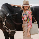 Crossbody veske, Nobuck Ku-skinn, regulerbar skulderstropp, glidelås-lukning, sølvdetaljer.